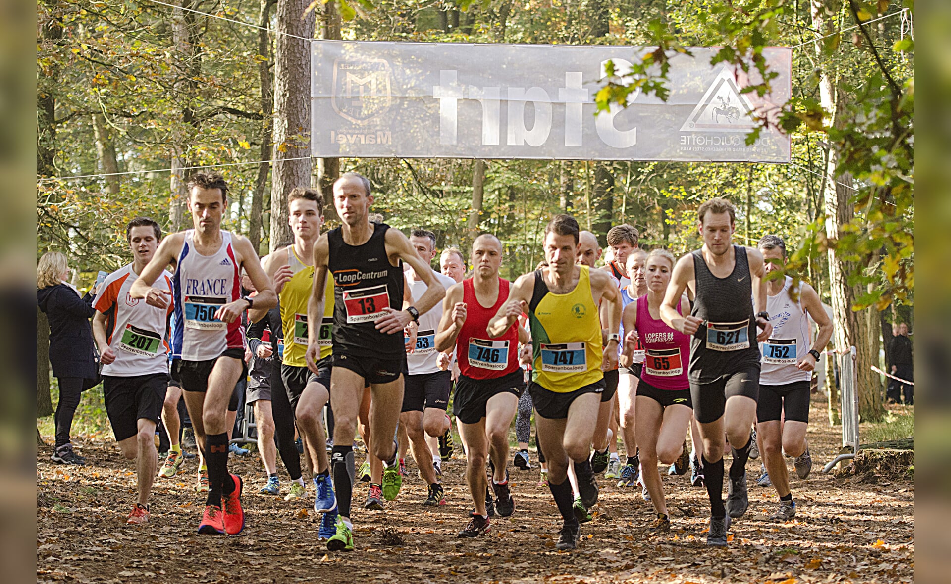 De start van de 49e Sparrenbosloop die AV Marvel traditiegetrouw organiseert in bosgebied Sparrenrijk. De vijftigste editie vindt plaats op zondag 29 oktober. (Foto: Hans Verberk).