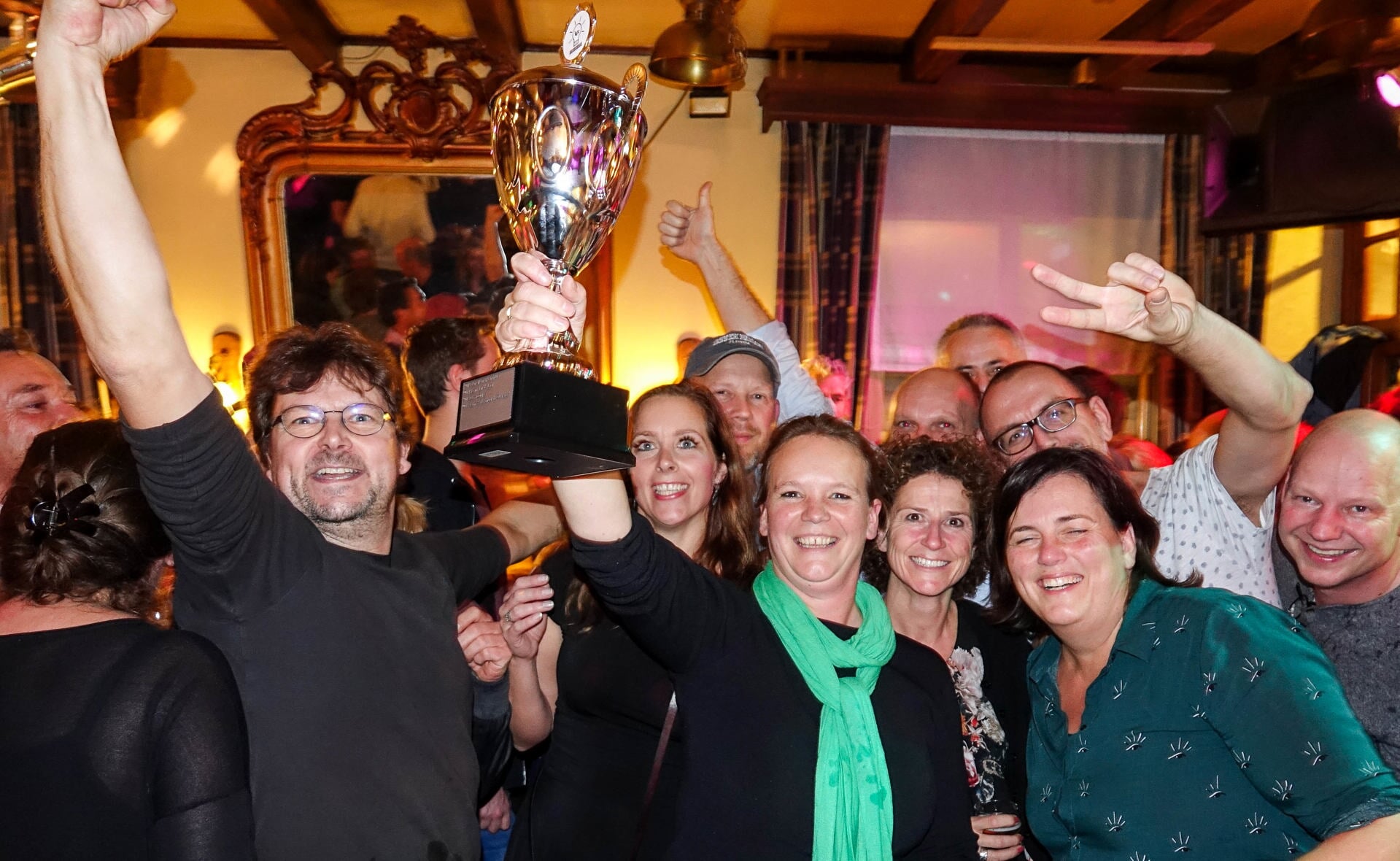 Team Quiz't Wel werd vrijdagavond tot winnaar uitgeroepen van Durpskwis Liemt. Door een fout bij het nakijken blijkt De Wielerclub de juiste winnaar te zijn. (Foto: Albert Stolwijk).