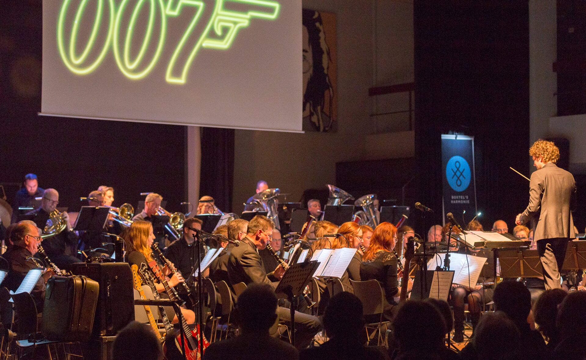 Muziek uit tal van bekende films kwam voorbij in 'Licht uit, spot aan!' door Boxtel's Harmonie. (Foto: Hans van Doorn). 