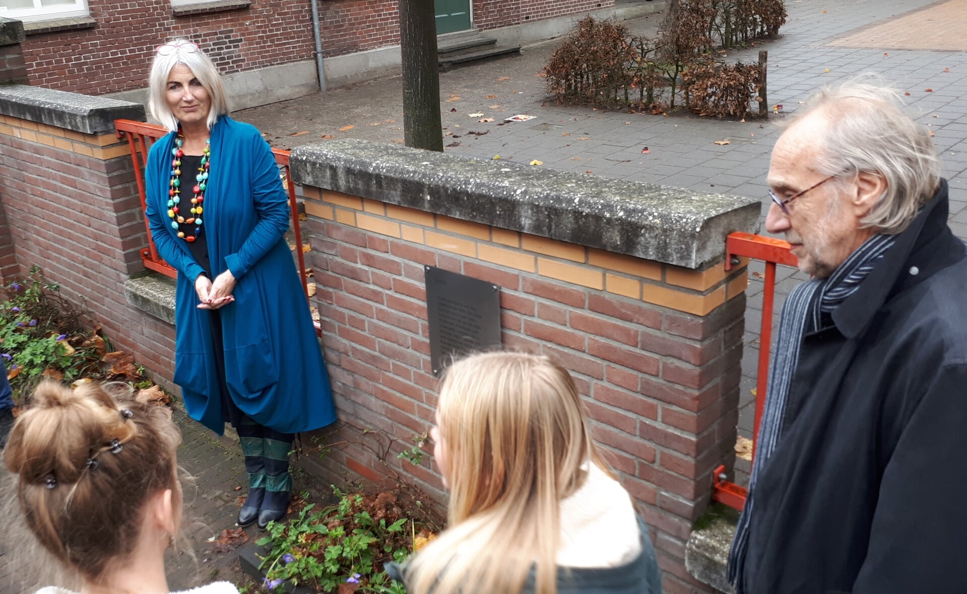 Bij de Sint-Petrusschool heropenden wethouder Marusjka Lestrade en dichter Victor Vroomkoning (rechts) de vernieuwde poëzieroute. (Foto: Linda van de Wiel). 