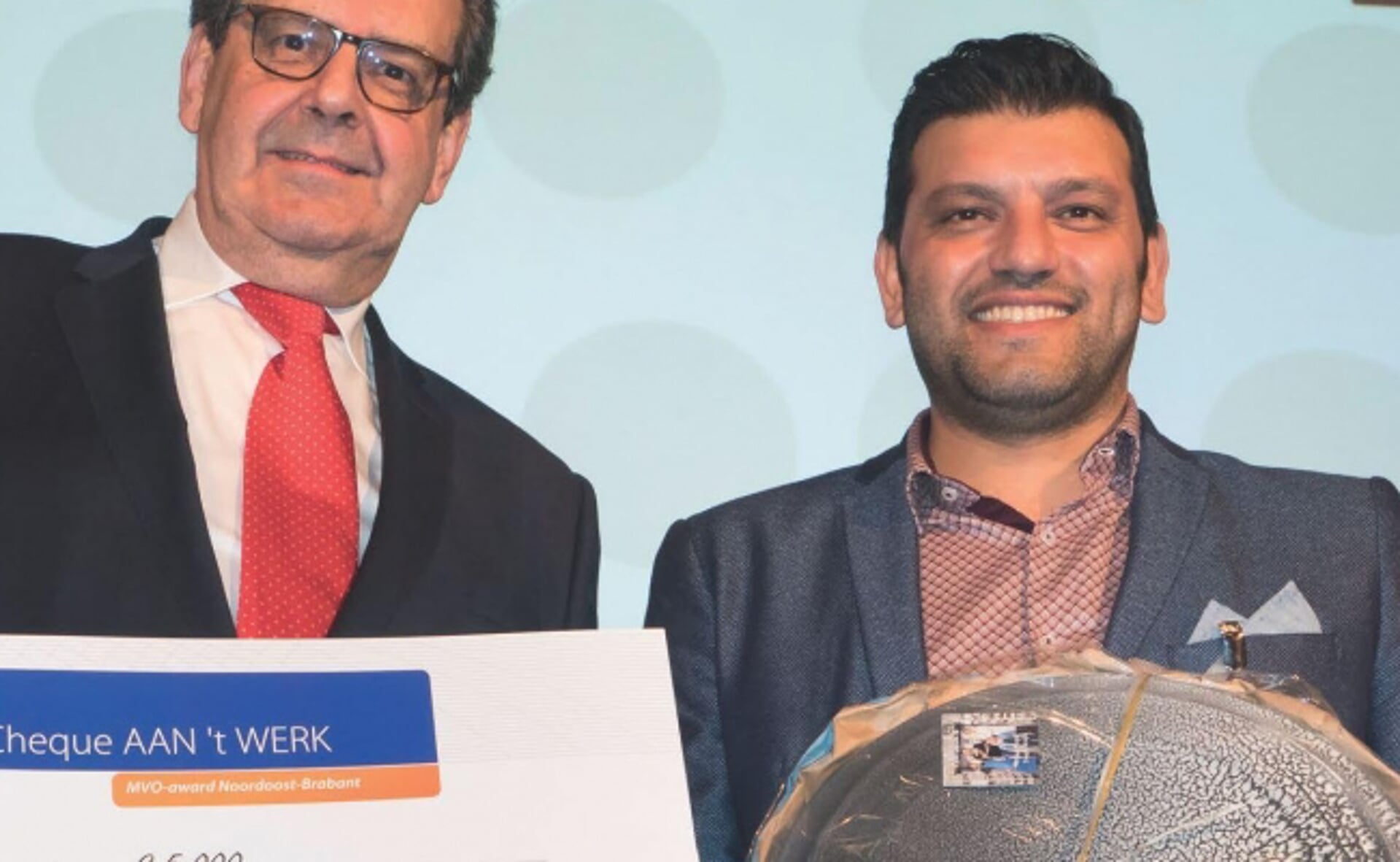 Algemeen directeur Majid Arai van Holland Recycling (rechts) ontving de MVO Award van Aantwerk uit handen van juryvoorzitter Bert Pauli. (Foto: Aantwerk).