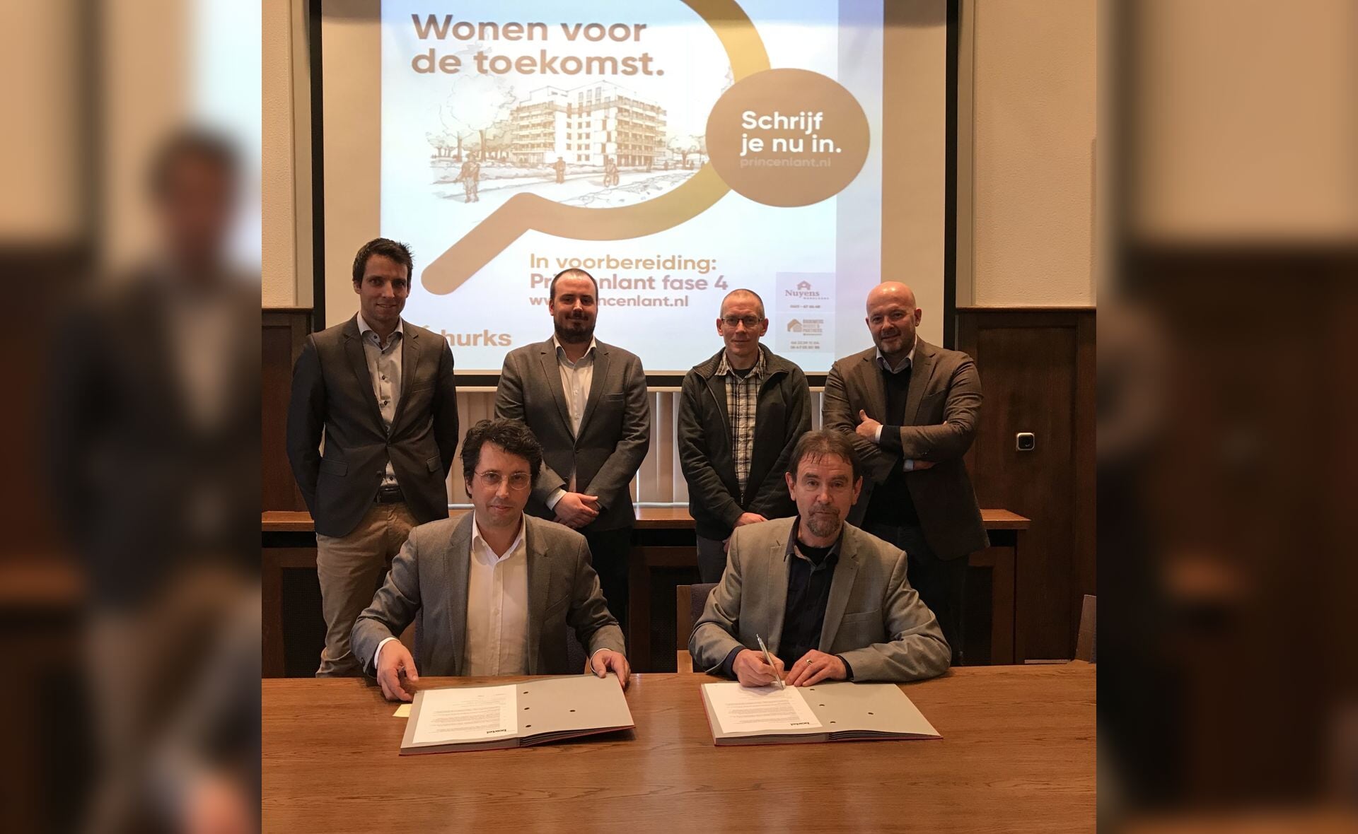 Erik Leijten en Peter van de Wiel (vooraan) zetten vrijdag hun handtekening over de overeenkomst Princenlant 4. Staand v.l.n.r. Daan Beelen (Hurks), Mark Compter (gemeente Boxtel), John Meeuwesen (gemeente Boxtel), Bart Lipsch (Hurks). (Foto:gemeente Boxtel).