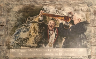 Prins Donald V doopt samen met oud-prins Jand d'n Allerurste het beeldje 'Hé, Waggel Mee!' in december 2017 met elf liter bier.