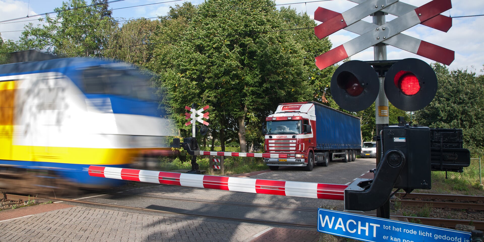 Onder andere nabij de Runsdijk worden raildempers geplaatst. Op de foto de spoorwegovergang in de Runsdijk.
