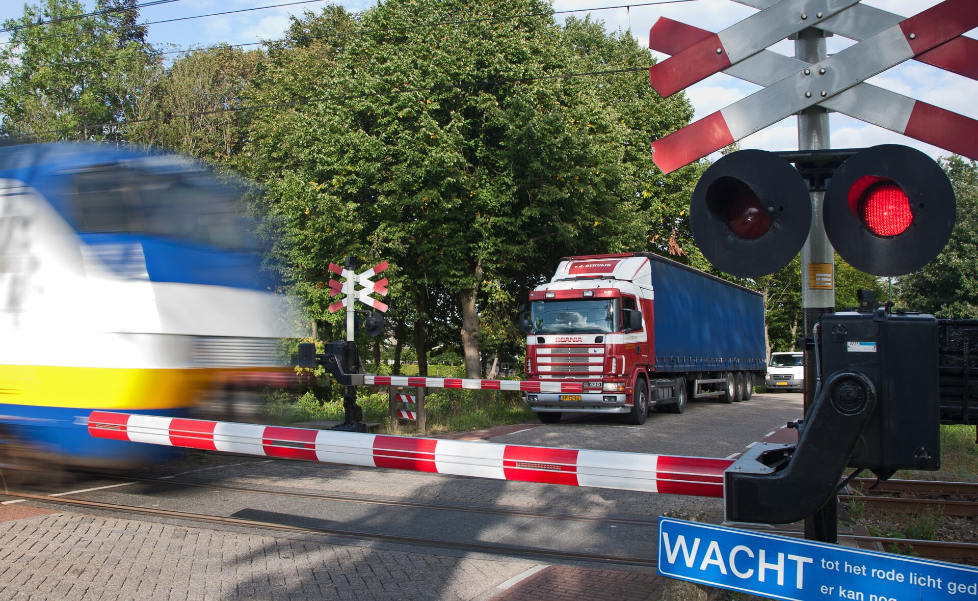 De spoorwegovergang Runsdijk in Esch. (Archieffoto: Peter de Koning).
