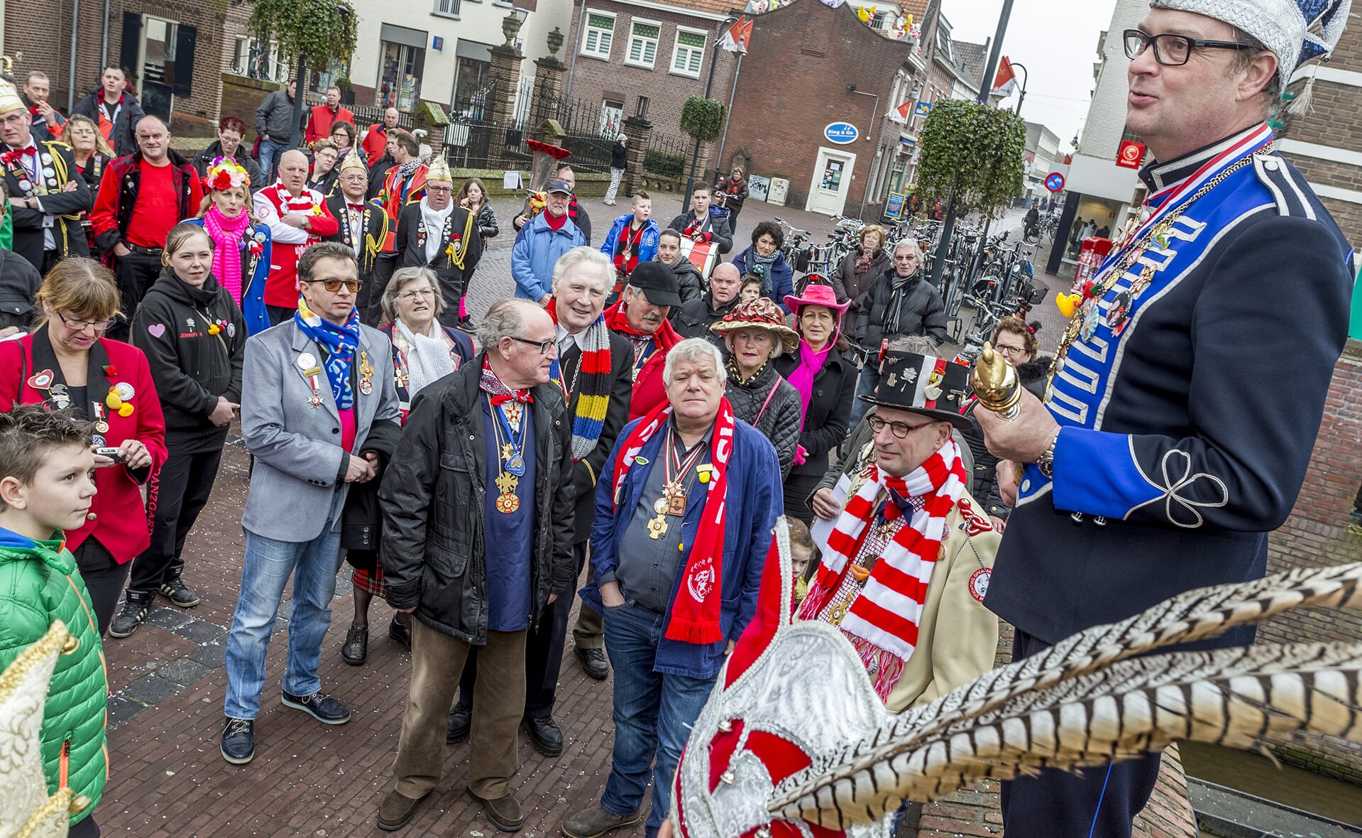 Tijdens carnaval maakte prins Donald IV van Eendengat (Frank van Heesch) op de Zwaanse Brug bekend dat bij gelegenheid van 55 jaar openbaar carnaval een 'standbildje' zou worden geplaatst. Komende zaterdag is het zover. (Foto: Peter de Koning). 