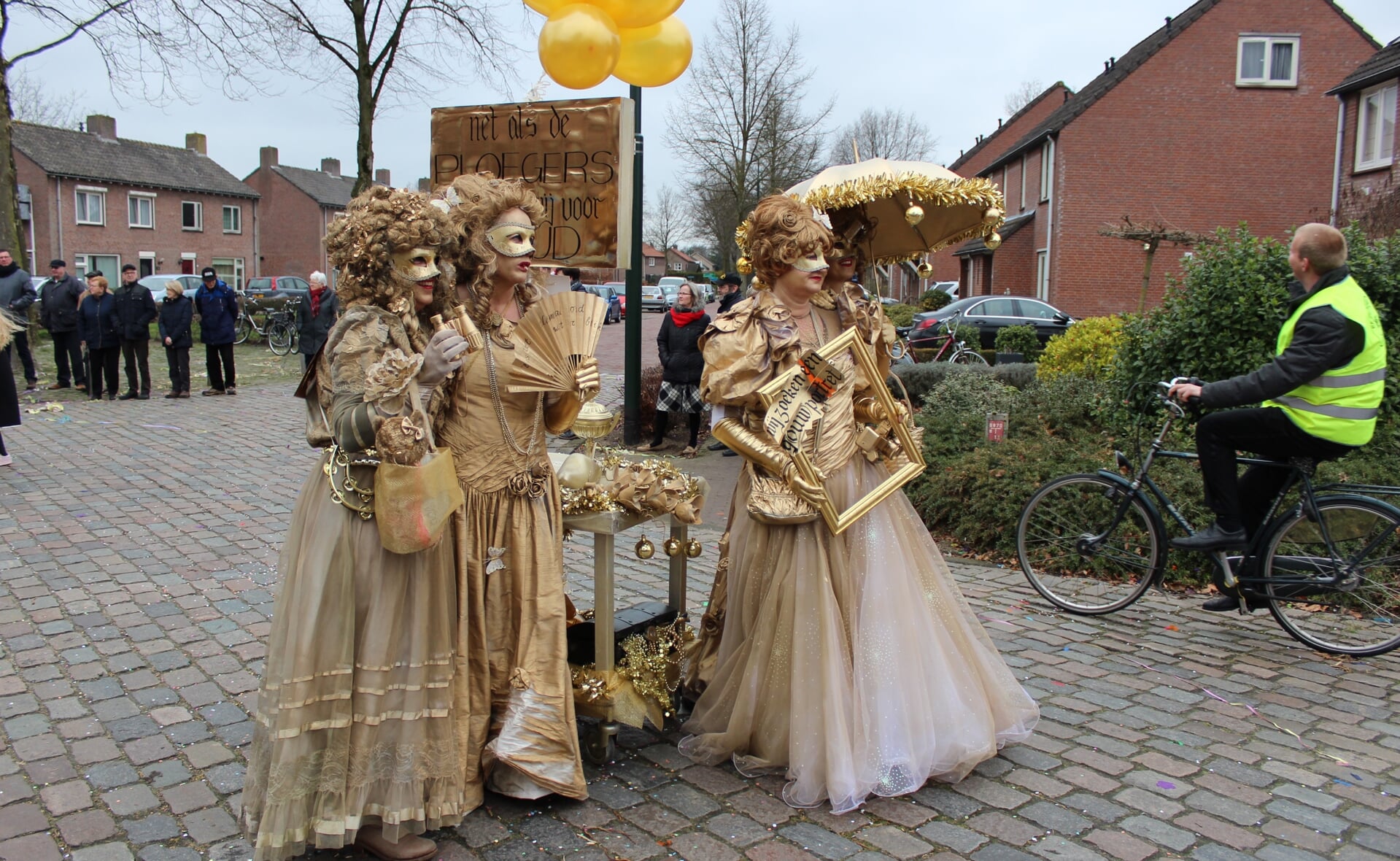 De Golden Girls verwezen met hun gouden act naar het vijftigste seizoen van prinsenvereniging De Ploegers. (Foto: Annelieke van der Linden).
