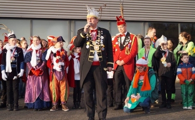 Prins Peer II van Eendengat houdt een toespraak voorafgaand aan de eendeverbranding in 2017.
