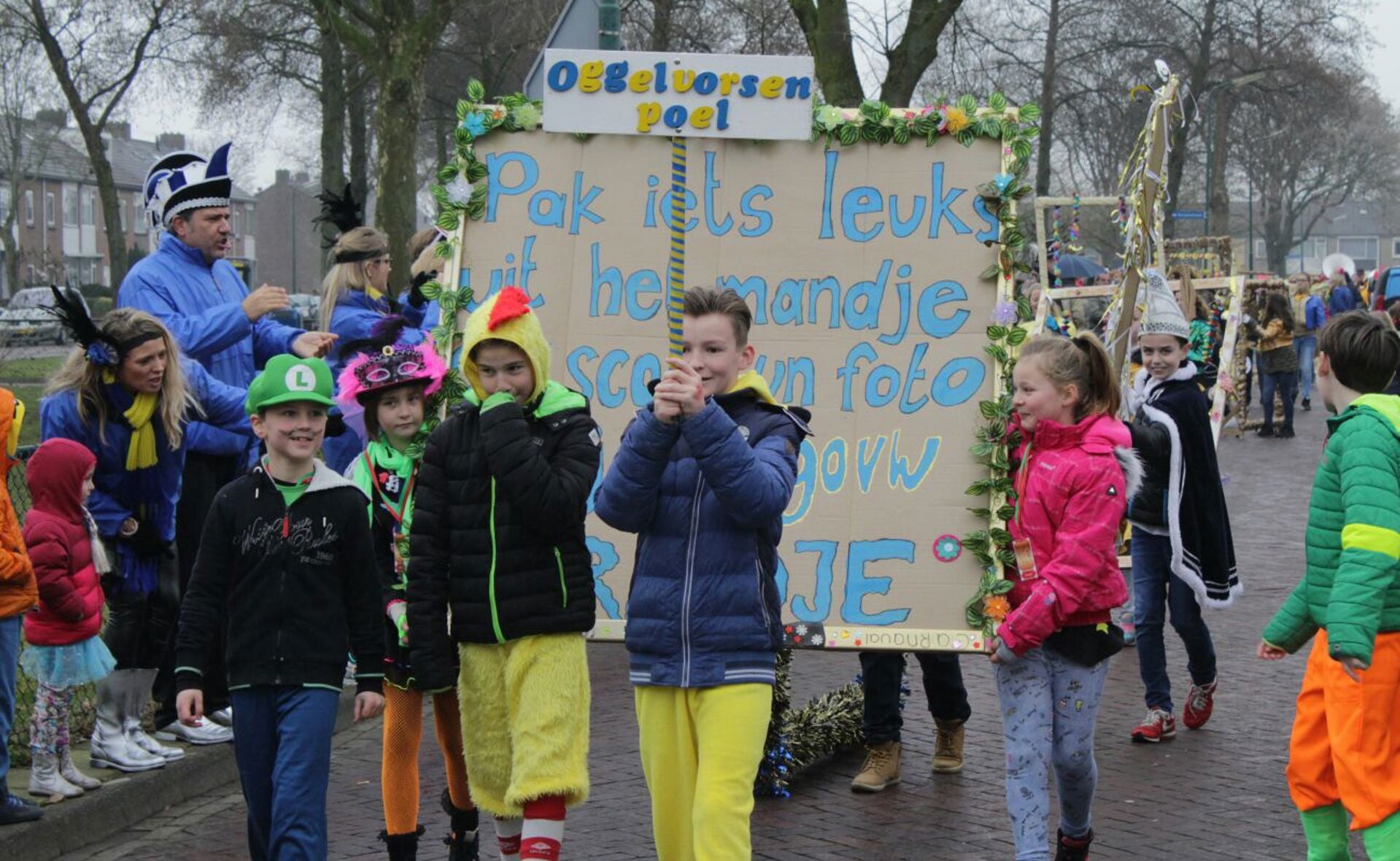 De kinderen uit Oggelvorsenpoel tijdens de optocht van het KeinderKupkesFestival. (Foto: Joost Loohuis).