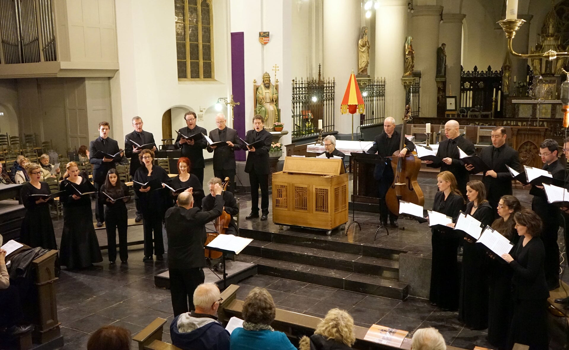 Het  Nederlands Kamerkoor tijdens een optreden in de Sint-Petrusbasiliek in maart 2015. (Foto: Albert Stolwijk). 