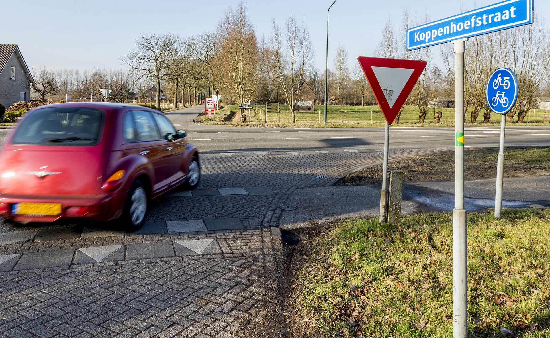 De kruising richting Gemonde en Liempde krijgt verhoogde middengeleiders, voor een veiliger scheiding van doorgaand en afslaand verkeer. (Foto: Peter de Koning)