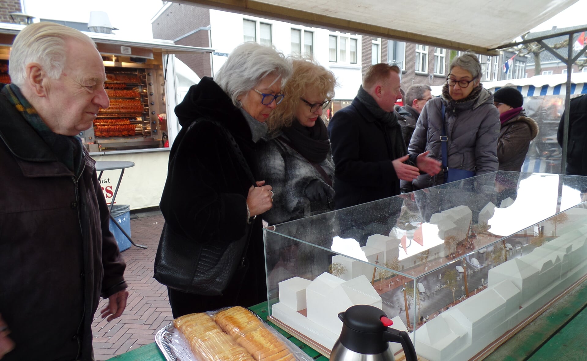 Carla Bressers en Mariëlle Thorissen (midden) bekijken de maquette van de nieuwe Markt. (Foto: Henk van Weert). 