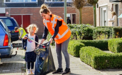 <p>Opschoondag bij buurtvereniging 't Bultje (Foto: Albert Stolwijk, 2017).</p>