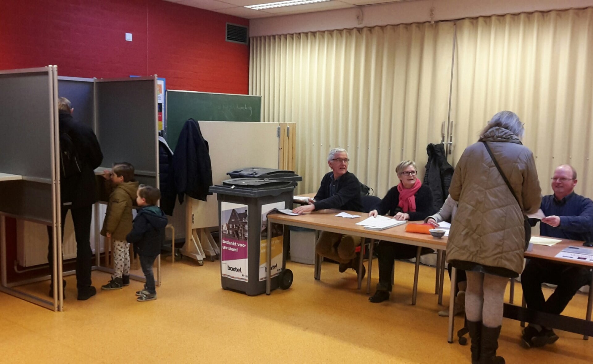 In het eerste halfuur meldden zich al zestig kiezers bij de stembus in basisschool De Beemden. 