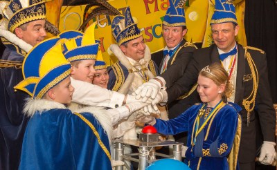 Om het carnavalsfeest te openen, mochten prins Populus I & II, jeugdprins Jenske en jeugdprins Sennie zaterdag op een rode knop drukken in ploegerspaleis Het Hof. Twee dagen later werden de winnaars van de jaarlijkse loterij bekend gemaakt. (Foto: Hans van Doorn).???????