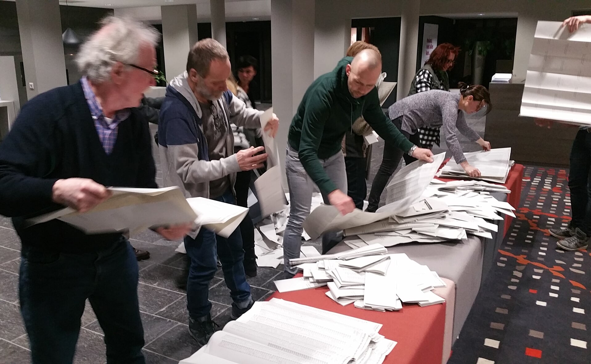 Beeld van het stemmen tellen in het gemeentehuis van Boxtel. Hier zijn exact 1.800 stemmen uitgebracht, veel meer dan tijdens andere verkiezingen.