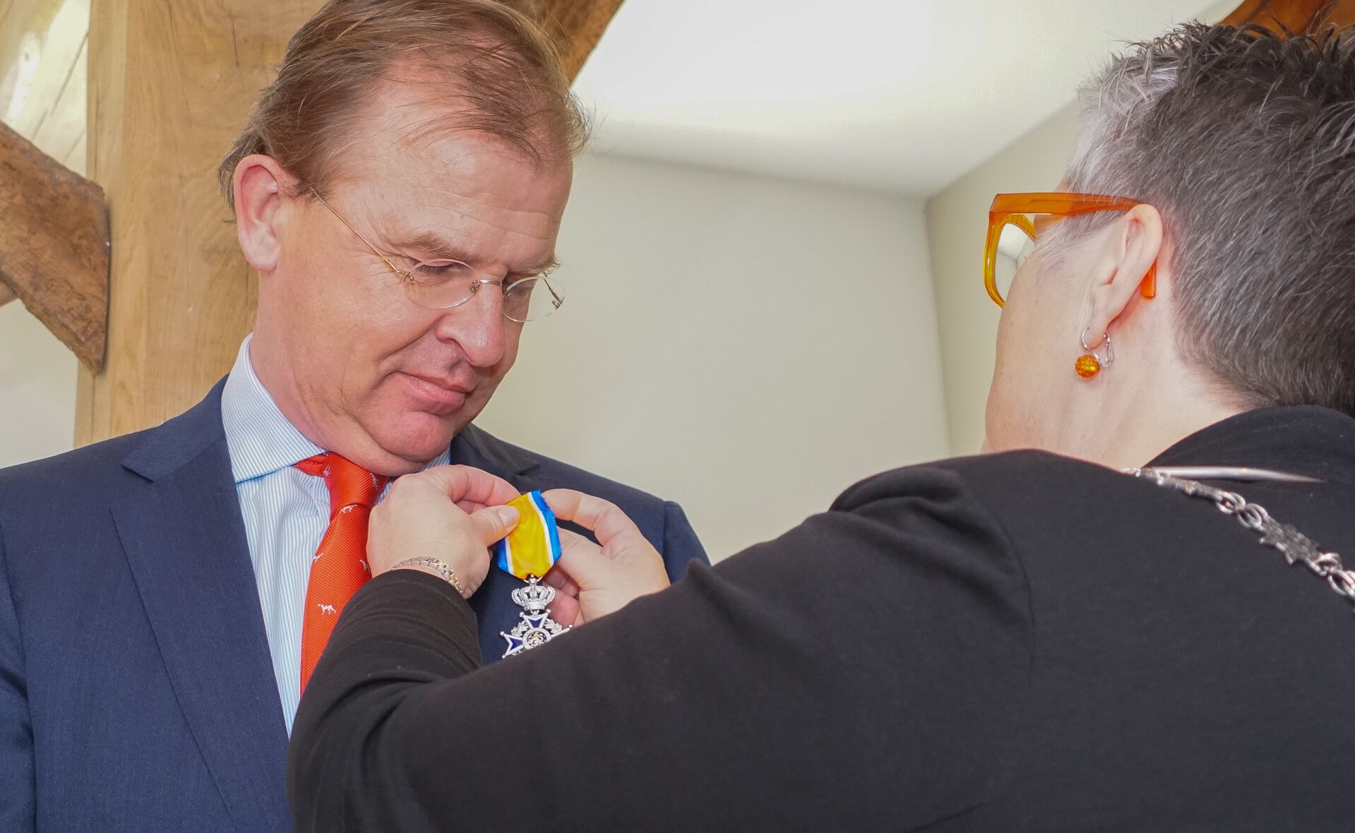 Burgemeester Jeannette Zwijnenburg speldde woensdagochtend de onderscheiding op bij Maurits van Bouwdijk Bastiaanse. (Foto: Albert Stolwijk).