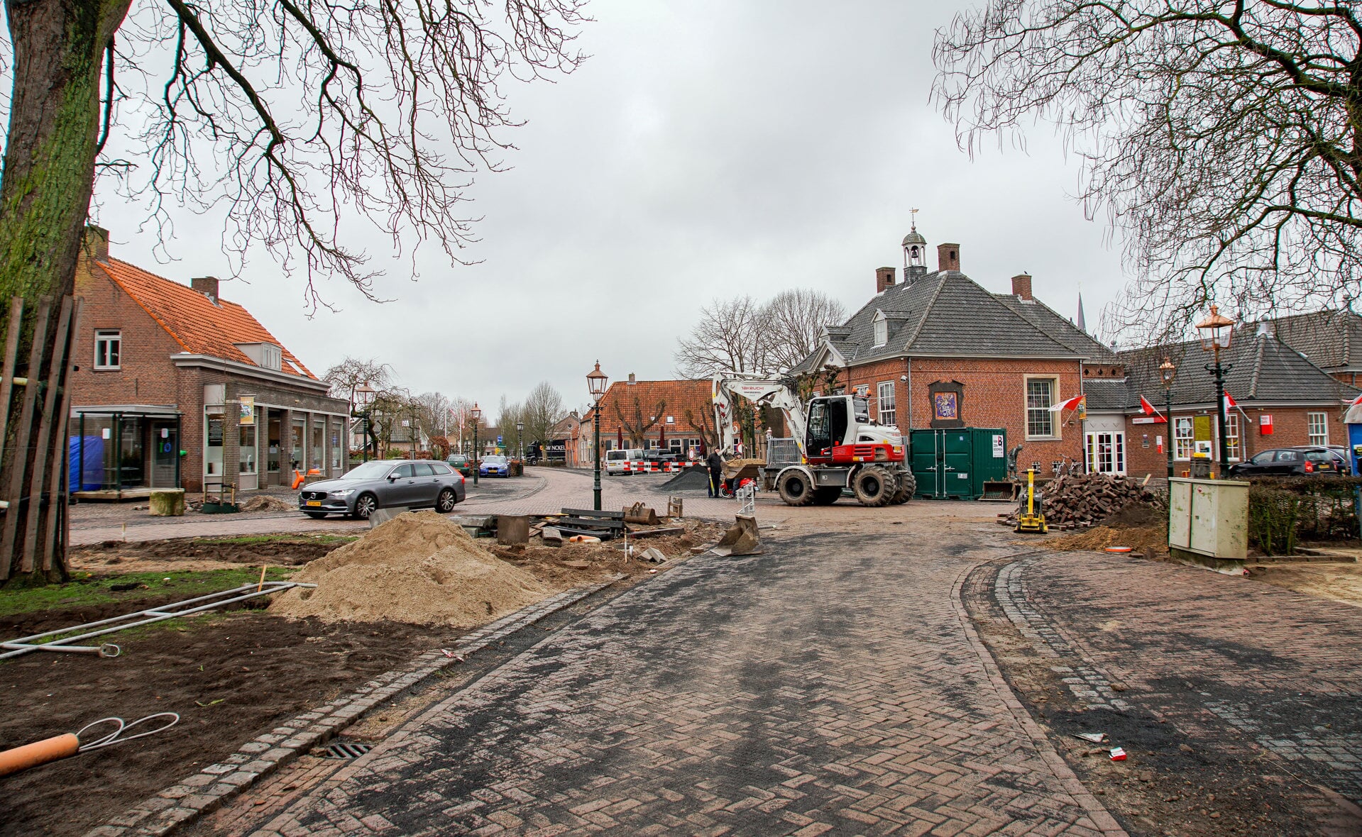 Sinds september werkt aannemingsbedrijf Van den Boomen keihard aan de herinrichting van het Liempdse dorpshart. (Archieffoto: Albert Stolwijk). 