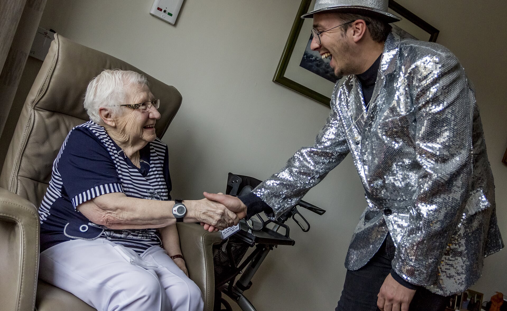 Deejay Frank van 't Hof kwam vorige week op bezoek bij Jet Ketelaars en maakte bekend dat ze was genomineerd voor de Granny Award van NPO Radio 2. (Foto: Peter de Koning).