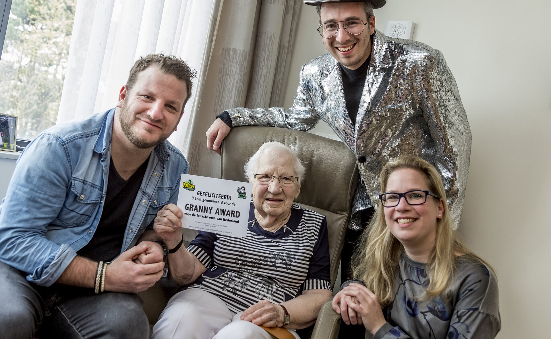 Oma Jet is genomineerd voor de Granny Award van NPO Radio 2. Van links naar rechts: kleinzoon René van den Bosch, Jet Ketelaars, radiodeejay Frank van 't Hof en kleindochter Yvon van den Bosch. (Foto: Peter de Koning).