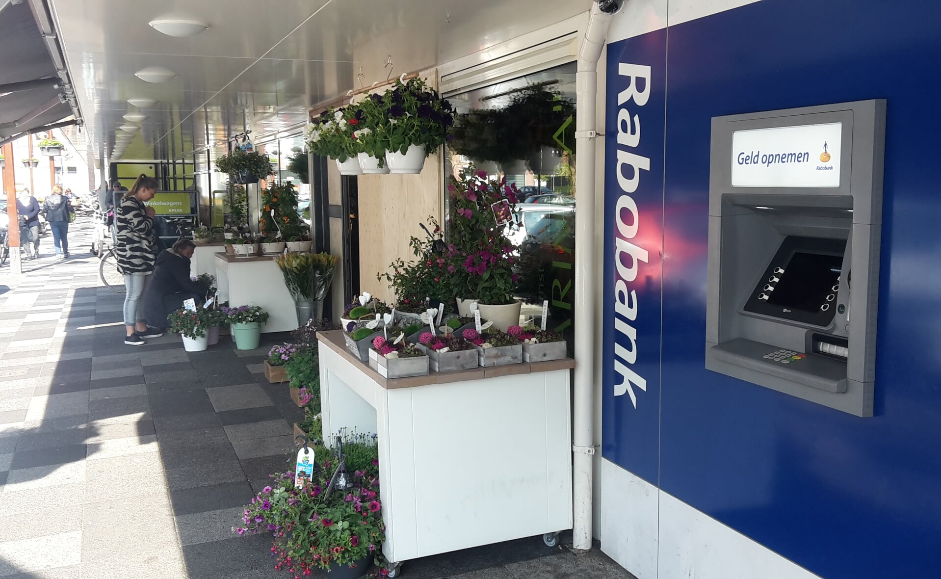 Vanwege het sterk toenemend aantal plofkraken in de regio sluit de Rabobank de geldautomaat in winkelcentrum Selissen. (Foto: Henk van Weert). 