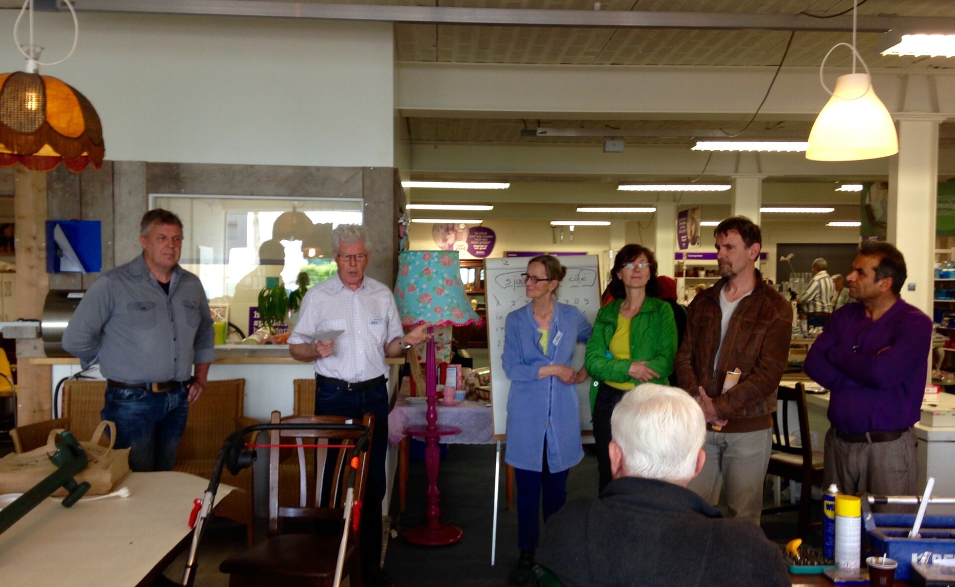 Wethouder Peter van de Wiel (tweede van rechts) feliciteerde de vrijwilligers van het repair Café Boxtel met het behalen van het eerste lustrum. (Foto: Linda van de Wiel).