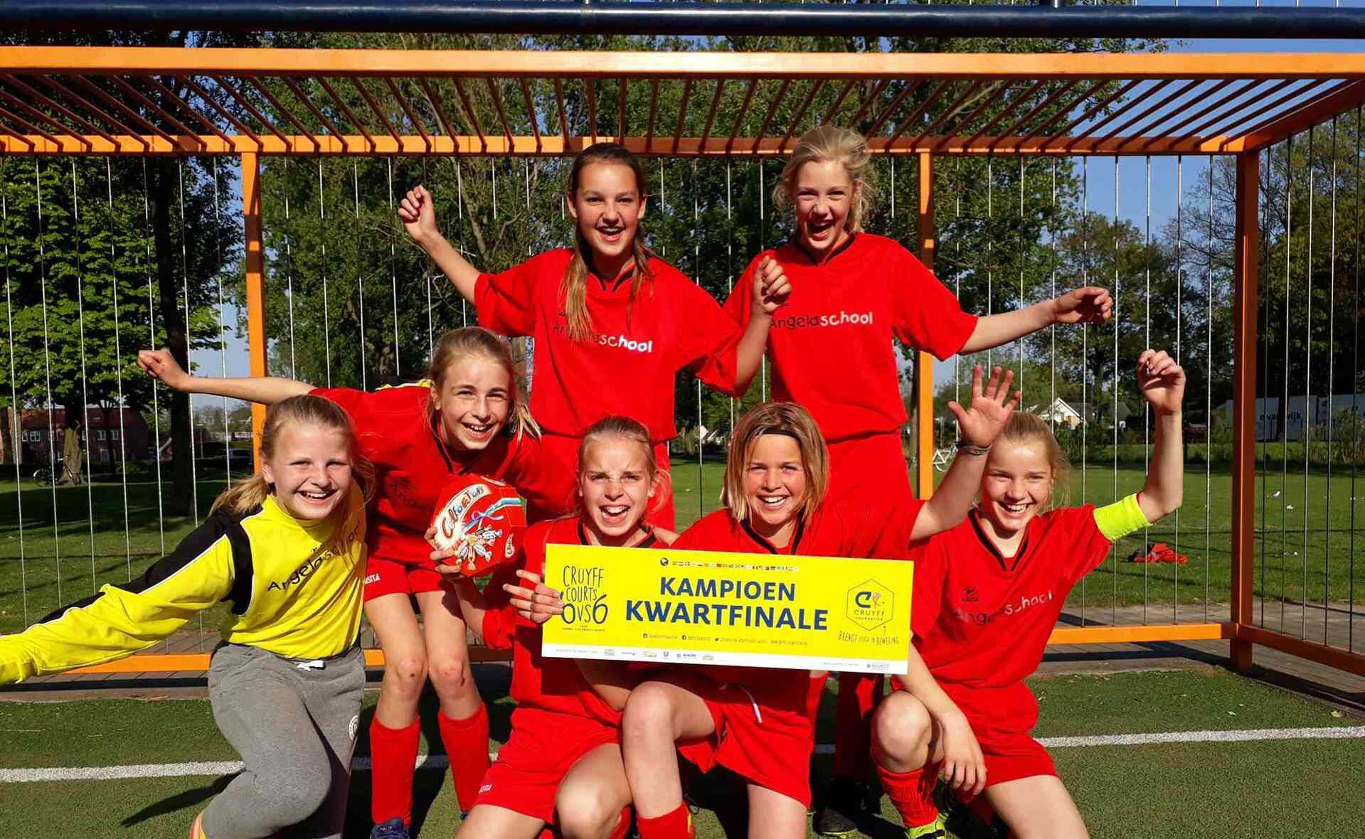 De meiden van de Angelaschool wonnen woensdag in Waalwijk de kwartfinale van het Cruyff Court-kampioenschap. (Foto: Daan Slaats).