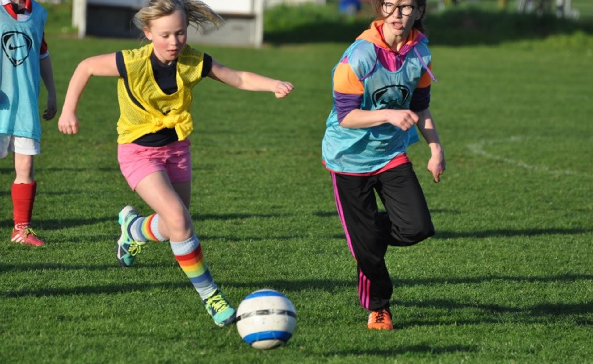 Duel om de bal tijdens een Vriendinnendag in sportpark Munsel. (Foto: RKSV Boxtel)