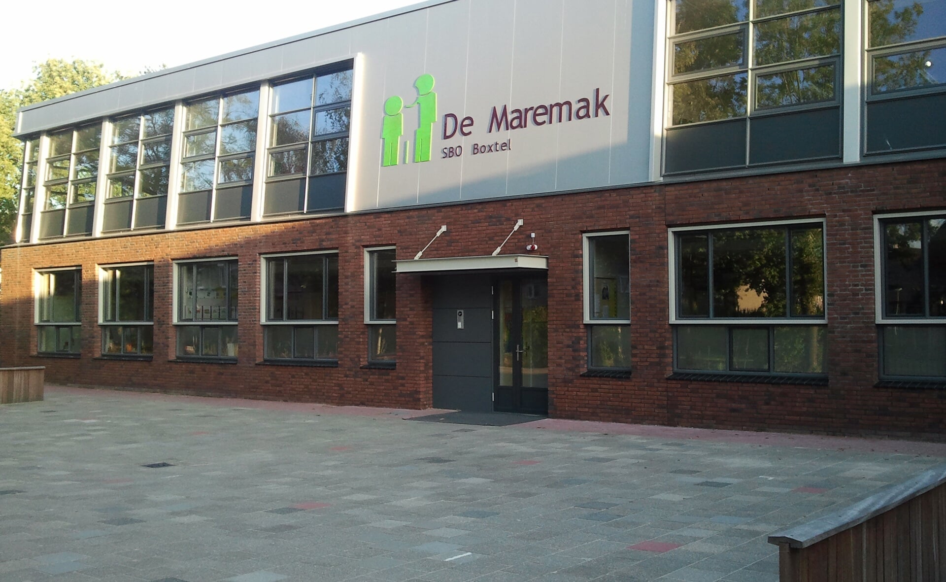Het vijf jaar geleden in gebruik genomen gebouw aan de Beukums wordt te groot voor sbo-school De Maremak. (Foto: Henk van Weert). 