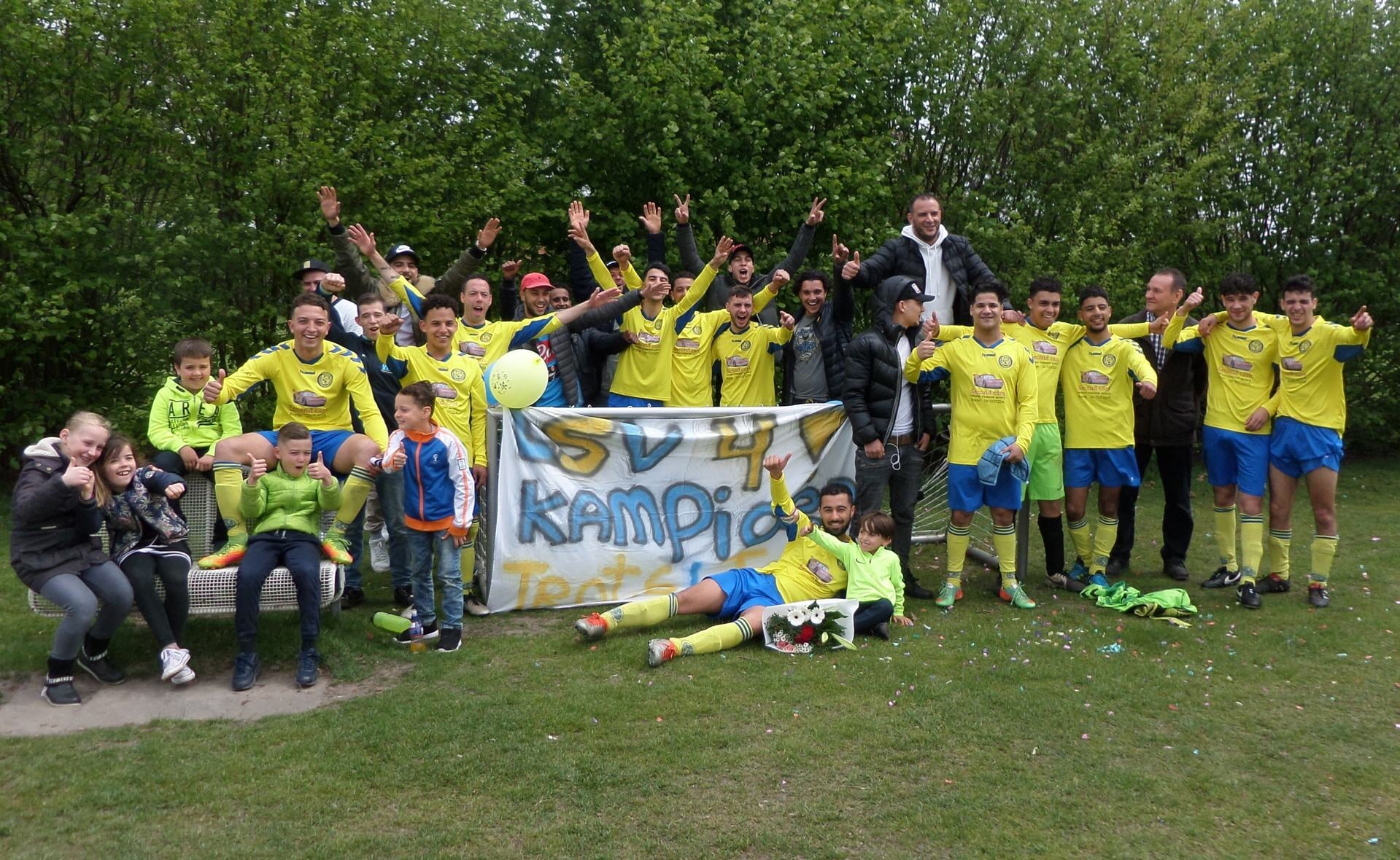 LSV 4 won met 0-2 van Oirschot Vooruit 9 en verzekerde zich zo van het kampioenschap in de zesde klasse. (Foto: Johan van de Vorstenbosch). 