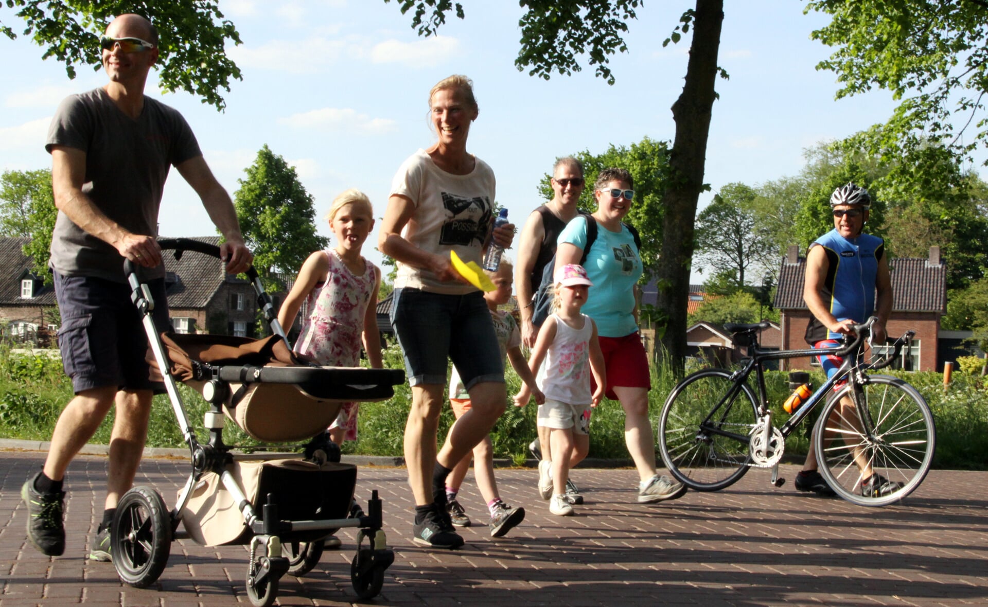 Wandelen door Liempde onder het genot van een zonnetje: wat wil je nog meer? (Foto: Gerard Schalkx).