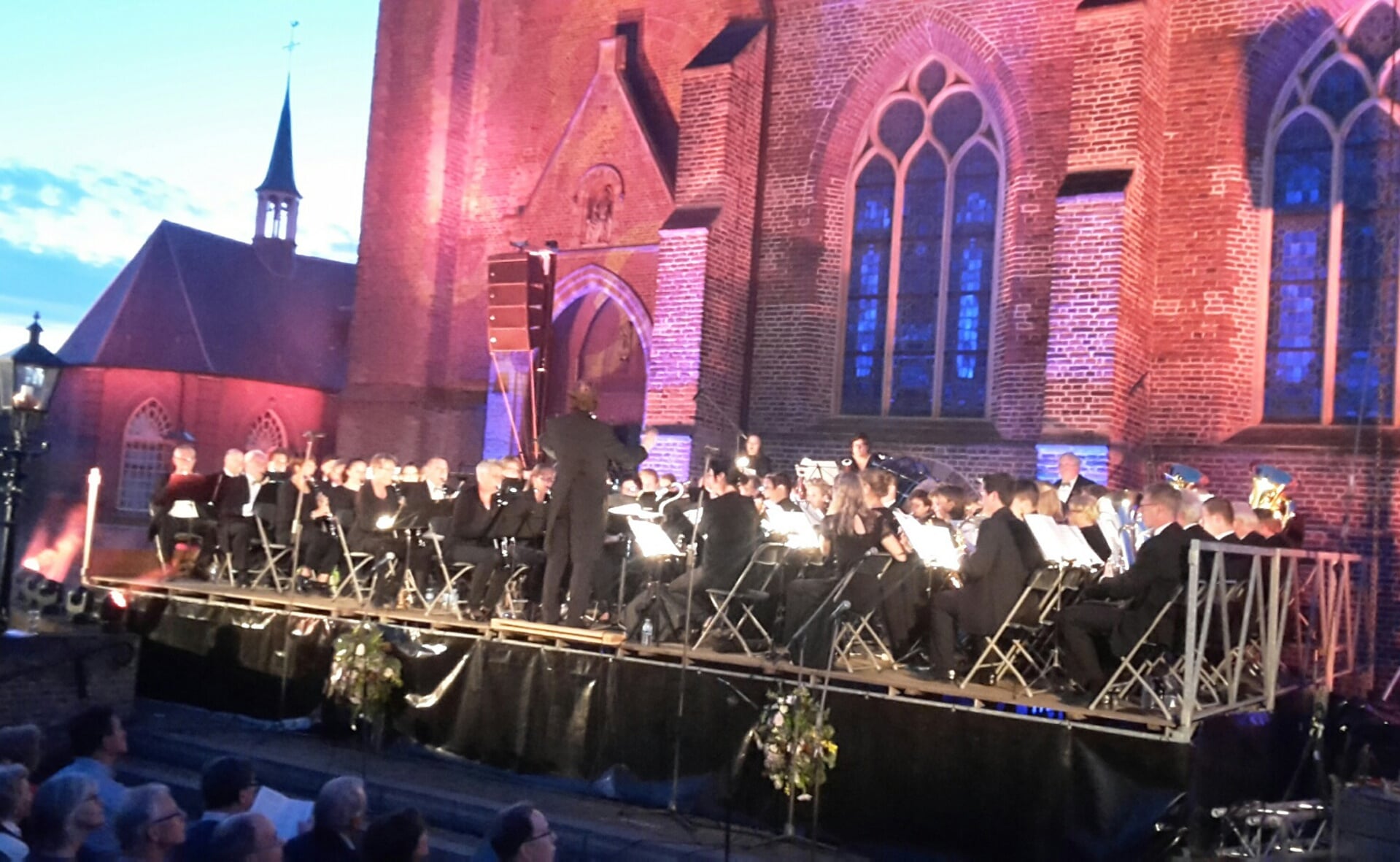Aan de voet van de Petrustoren verzorgde de Gildenbondsharmonie een prachtig concert met het carillon en diverse muzikale gasten. 