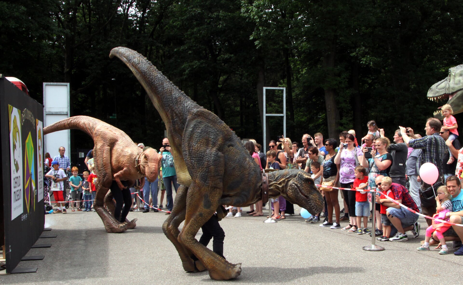 Twee personen lieten een dinosaurus 'tot leven' komen op het parkeerterrein van het Oertijdmuseum. (Foto: Gerard Schalkx). 
