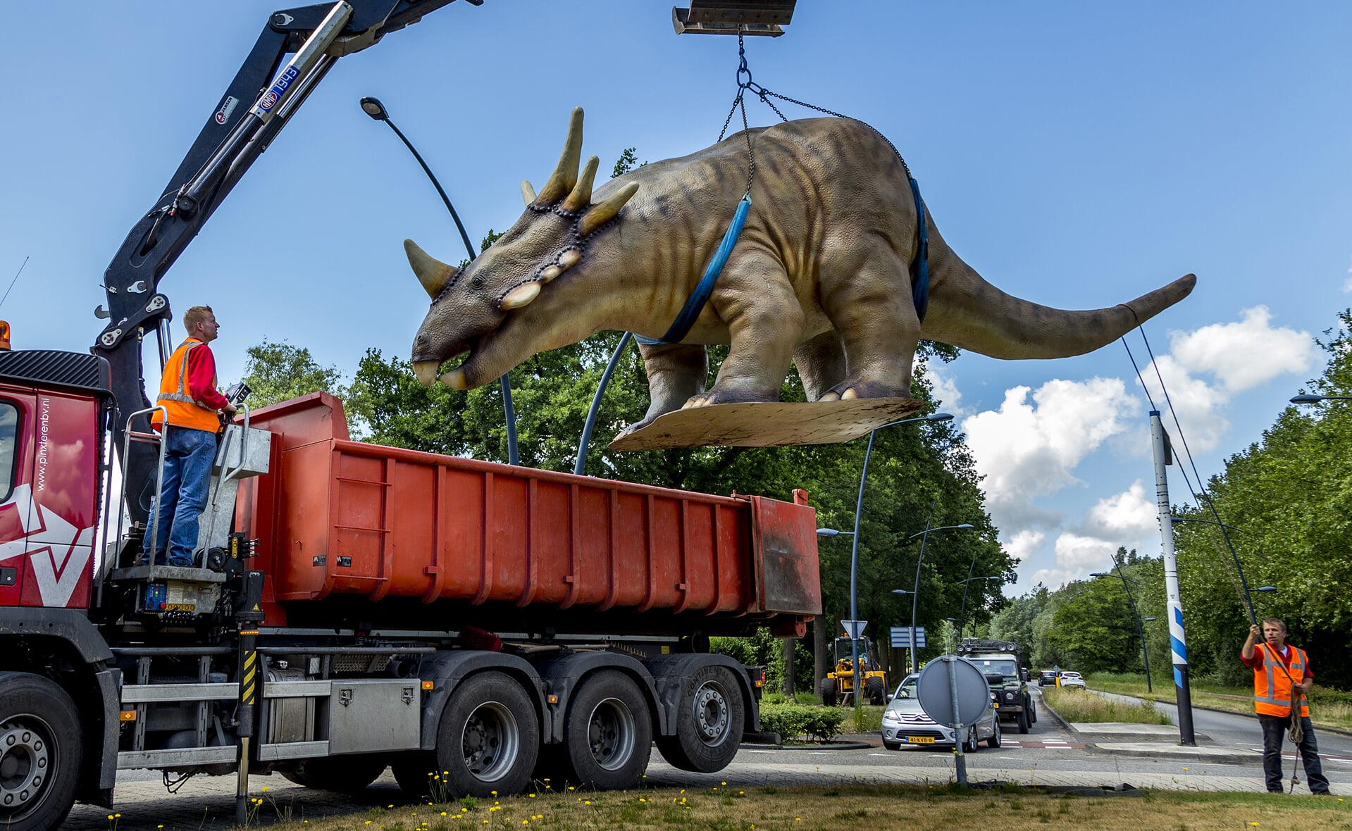 Marcel van Pinxteren (rechts) en Berry de Bresser plaatsten vrijdagmiddag de replica van een Styracosaurus op de rotonde La Salle in Boxtel. (Foto: Peter de Koning). 