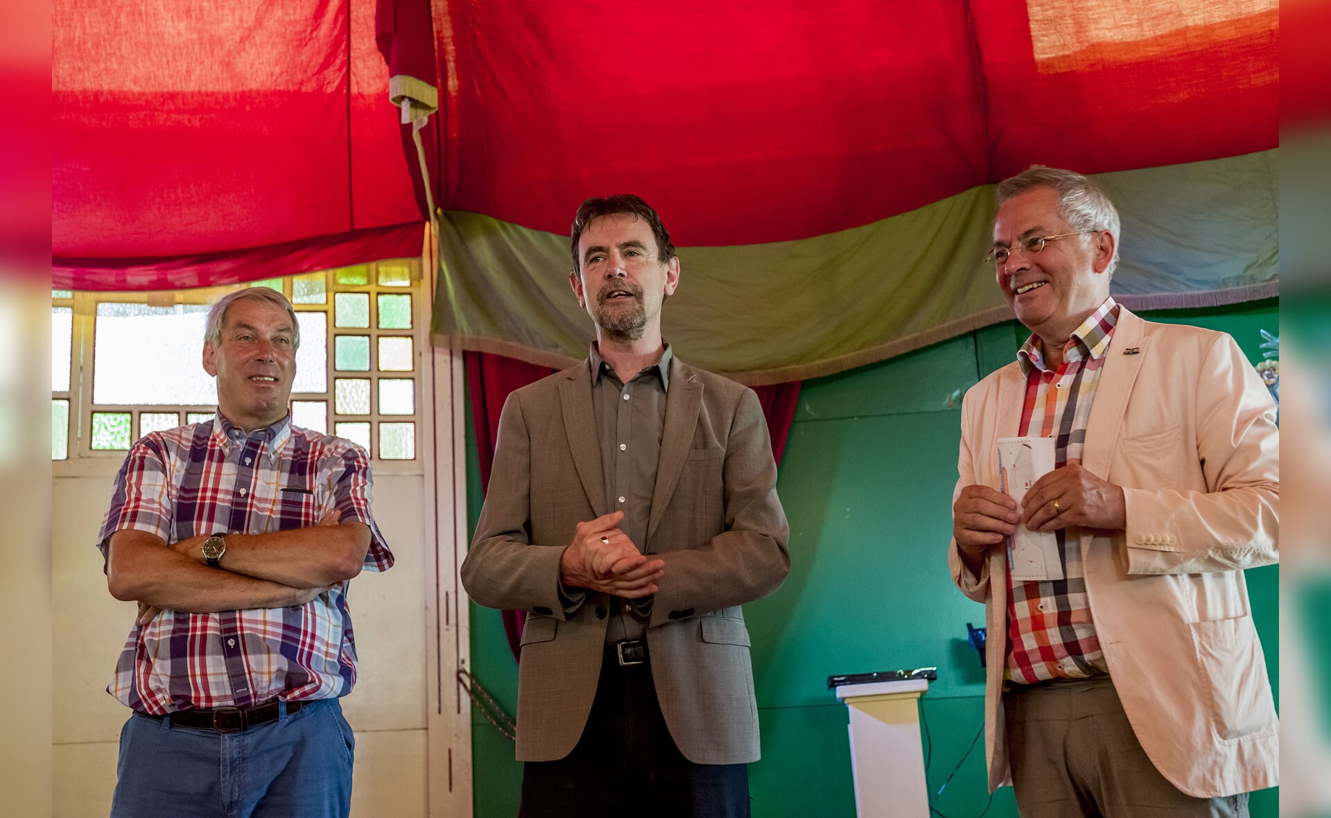 Locoburgemeester Peter van de Wiel (midden) verrichtte de opening van Bon Salon, met Wim Ketelaars van Boxtel Vooruit (links) en Arjen Witteveen (Fairtrade Boxtel). (Foto: Peter de Koning).