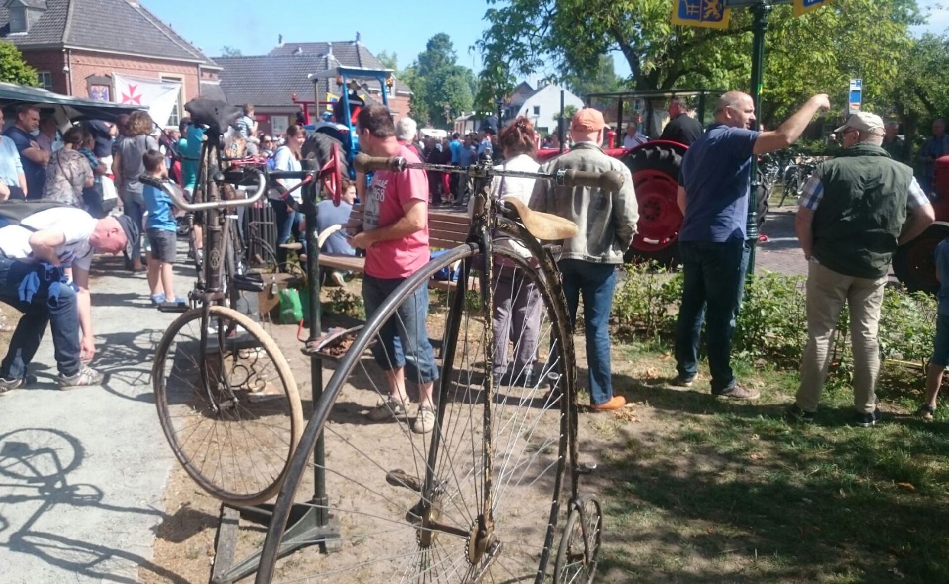 Ook antieke fietsen bepalen het decor tijdens de Brabantse Oldtimerdag in Liempde. (Foto: Pål Jansen).