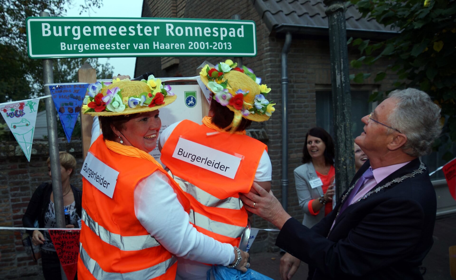 Esch nam in 2013 afscheid van burgemeester Frans Ronnes met een 'kleintje Bierpompfeest'. Hij kreeg zelf een eigen 'Burgemeester Ronnespad'. (Foto: Albert Stolwijk).