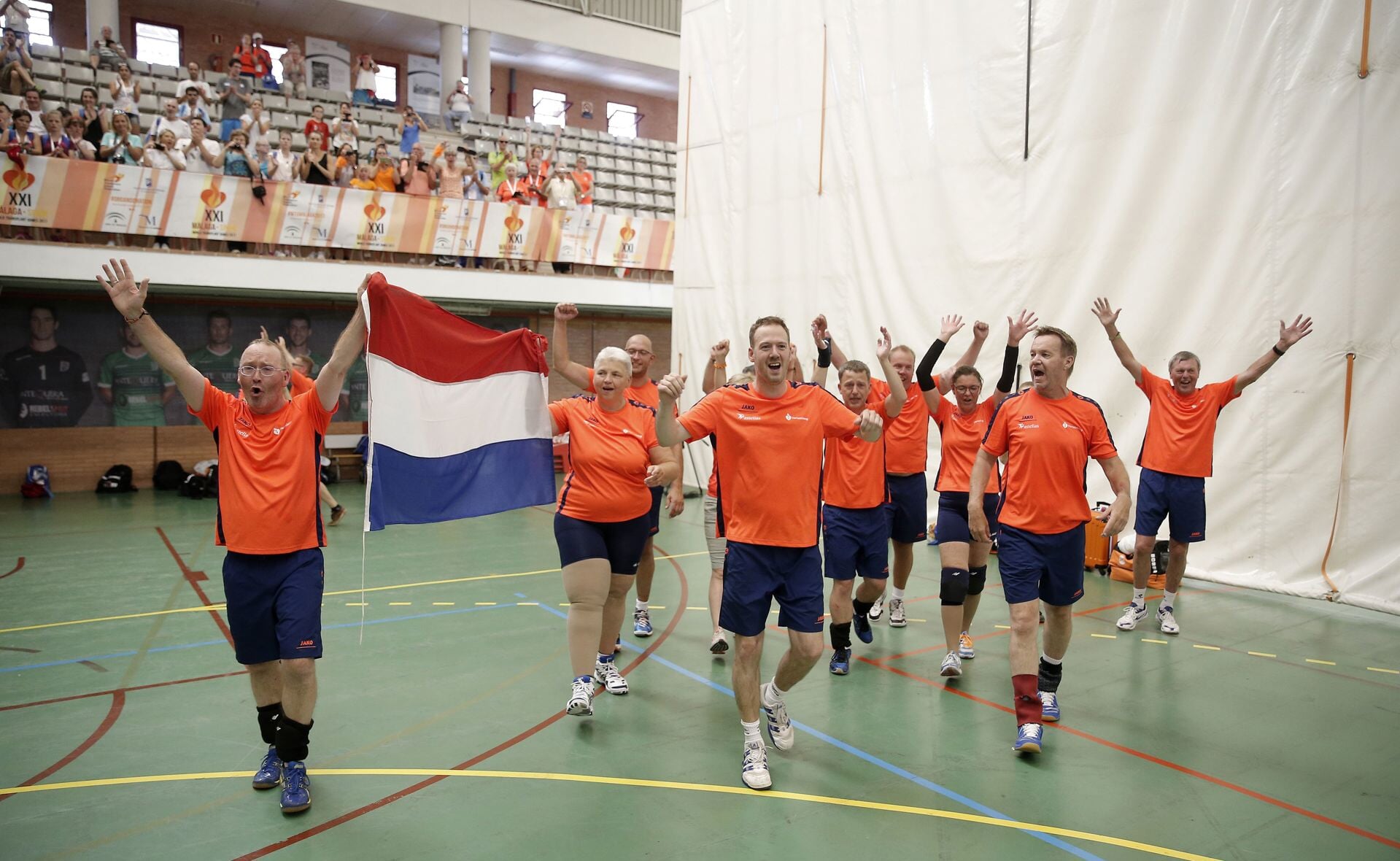 Met Rogier Veltrop als stralend middelpunt juicht de selectie van het Nederlands volleybalteam. De ploeg heeft zojuist goud gewonnen op de World Transplant Games in het Spaanse Malaga. (Foto: World Transplant Games).