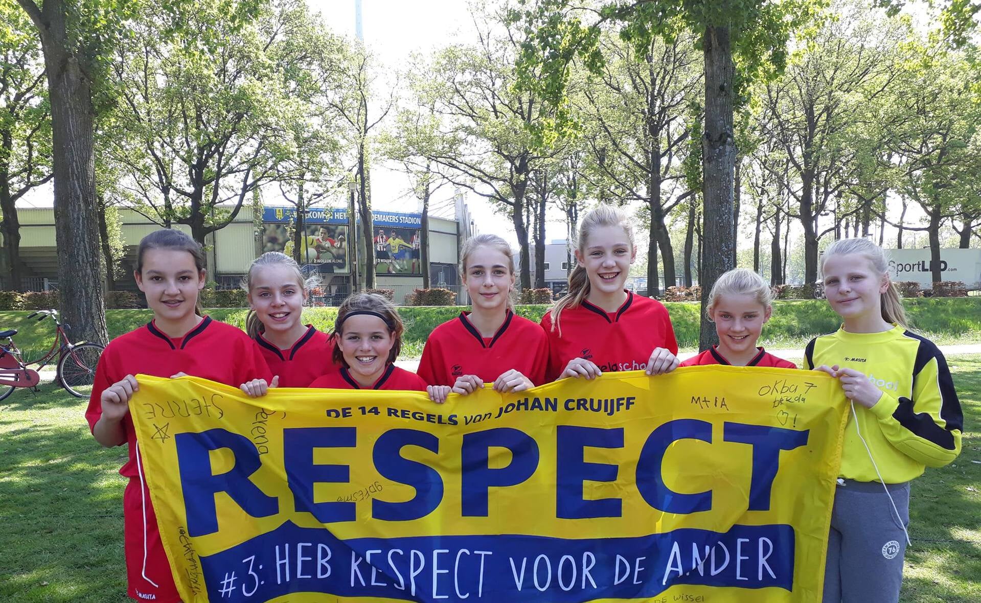 De meiden van de Angelaschool hebben zaterdag in Eschede de derde plaats behaald tijdens het NK voetbal op Cruyff Court voor scholenteams. (Archieffoto: Angelaschool/Daan Slaats).