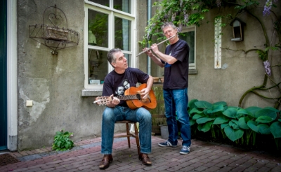 <p>Het duo Two of Us brengt zaterdag 18 december een ode aan John Lennon in kunstcafé Coupé. (Foto: Peter de Koning, 2017).</p>
