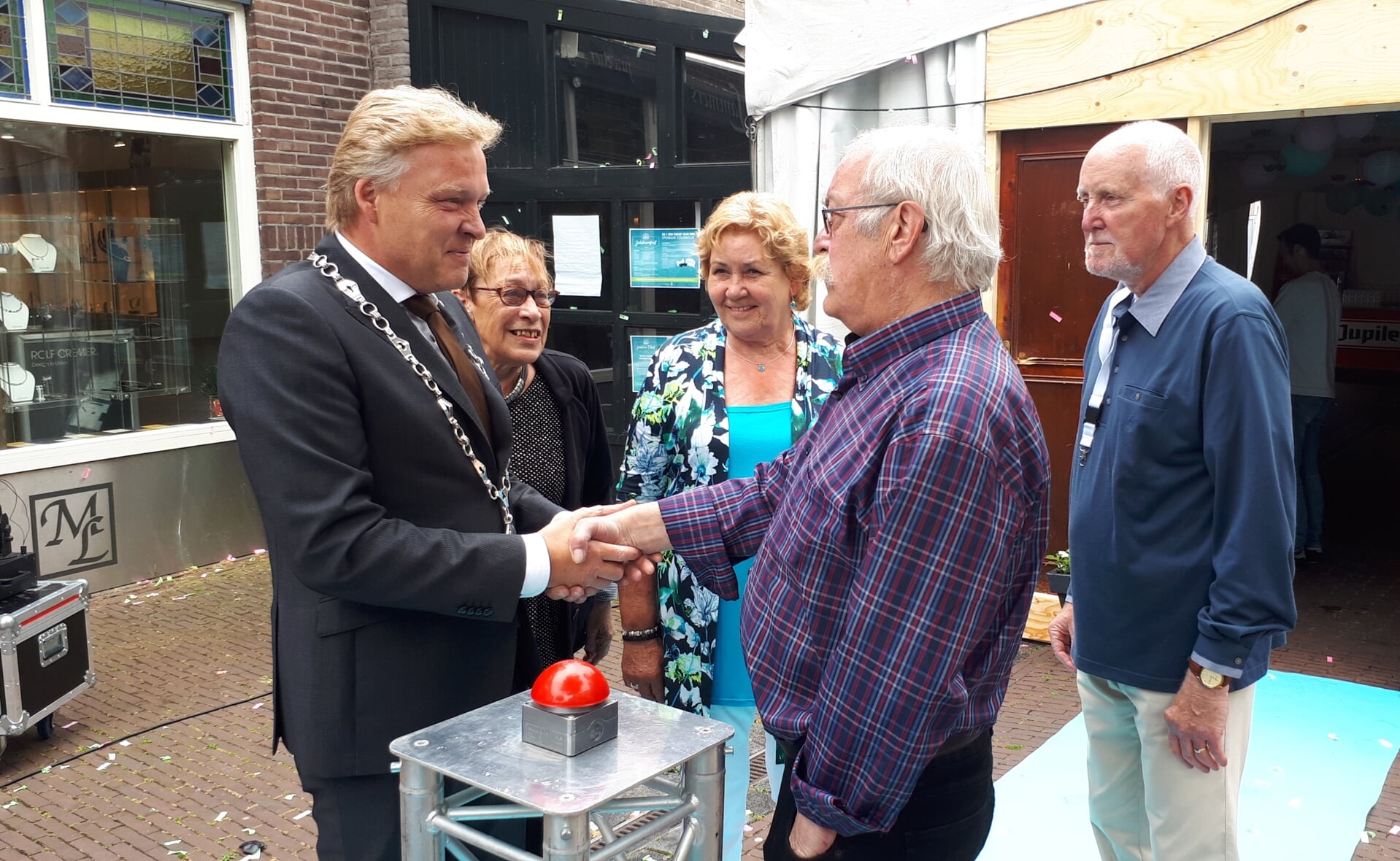 Burgemeester Mark Buijs feliciteert Willem Voets met vijftig jaar Becoloth. Naast Buijs staan Wilma Voets en Cis en Henk van Bilsen, de twee grondleggers van de kroeg. (Foto: Marc Cleutjens).