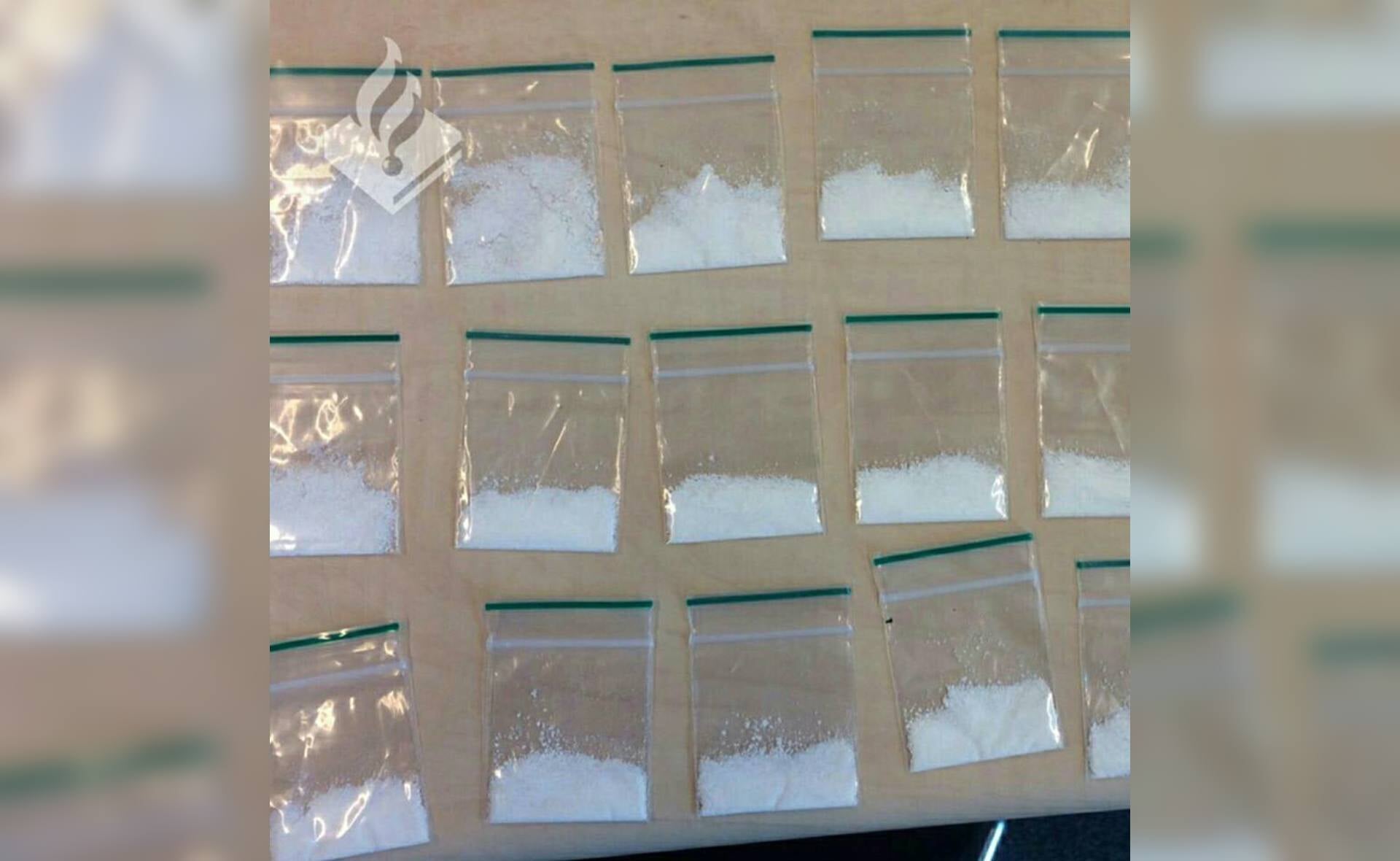 Een Boxtelse harddrugsdealer werd vorige week op heterdaad betrapt en aangehouden door de politie. Op haar Facebookpagina toonde zij de vangst: tientallen gripzakjes met cocaïne. (Foto: Politie Boxtel - Team Meierij).