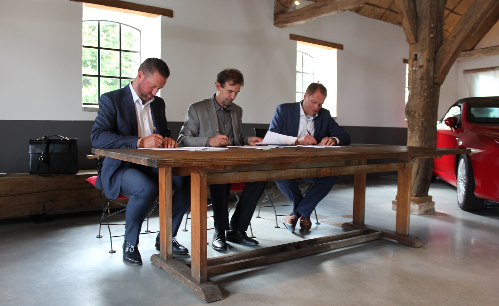 In boerderij Den Eijngel zetten John van der Doelen (Hazenberg), wethouder Peter van de Wiel (gemeente Boxtel) en Mark van Doorn (Janssen de Jong) woensdag hun handtekening onder de overeenkomst voor woningbouwproject Achter Den Eijngel. 