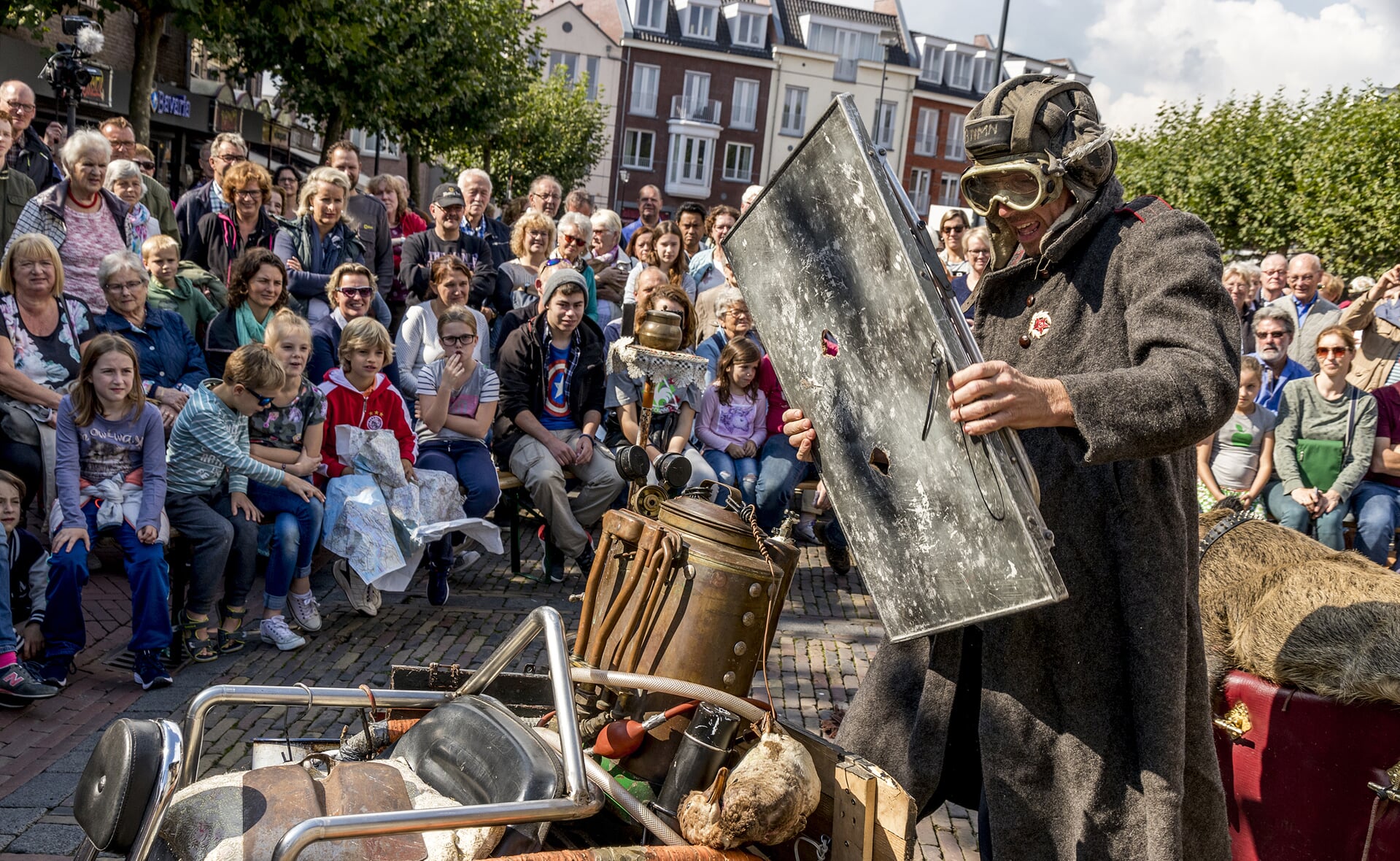 Het Belgische theatergezelschap In Eigen Nat keert terug op Bockesprongen. In 2017 werd ook al een absurd verhaal opgevoerd.