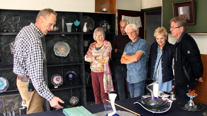 Marcel Joosten (links) en Cor van Geffen (midden) toonden in 2017 tijdens atelierroute De Rode Draad hun glasobjecten. 