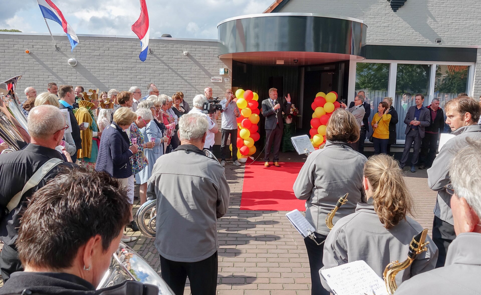 Met muziek van fanfare Sint-Arnoldus en lovende woorden van burgemeester Mark Buijs van de gemeente Boxtel heropende de bevolking van kerkdorp Lennisheuvel het vernieuwde gemeenschapshuis Orion. (Foto: Albert Stolwijk). 