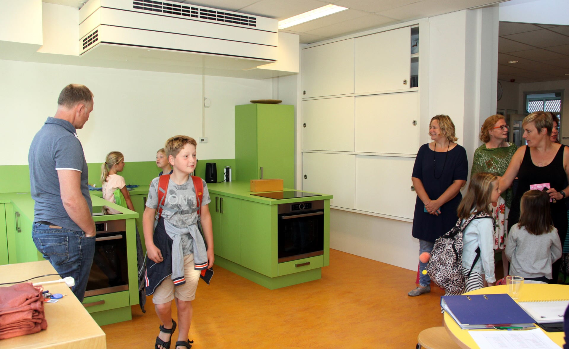 Bewonderend namen leerlingen en hun ouders maandagochtend een kijkje in de deels verbouwde Sint-Lambertusschool. Een frisse start van het nieuwe schooljaar... (Foto: Gerard Schalkx).