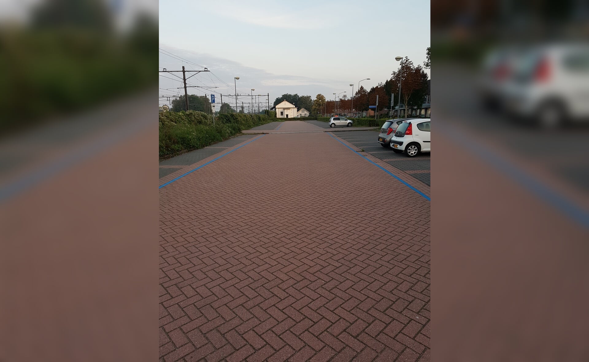 Op het Jan van Eschplein bij het Boxtelse NS-station is plek genoeg om te parkeren. Met een parkeerschijf óf ontheffing...