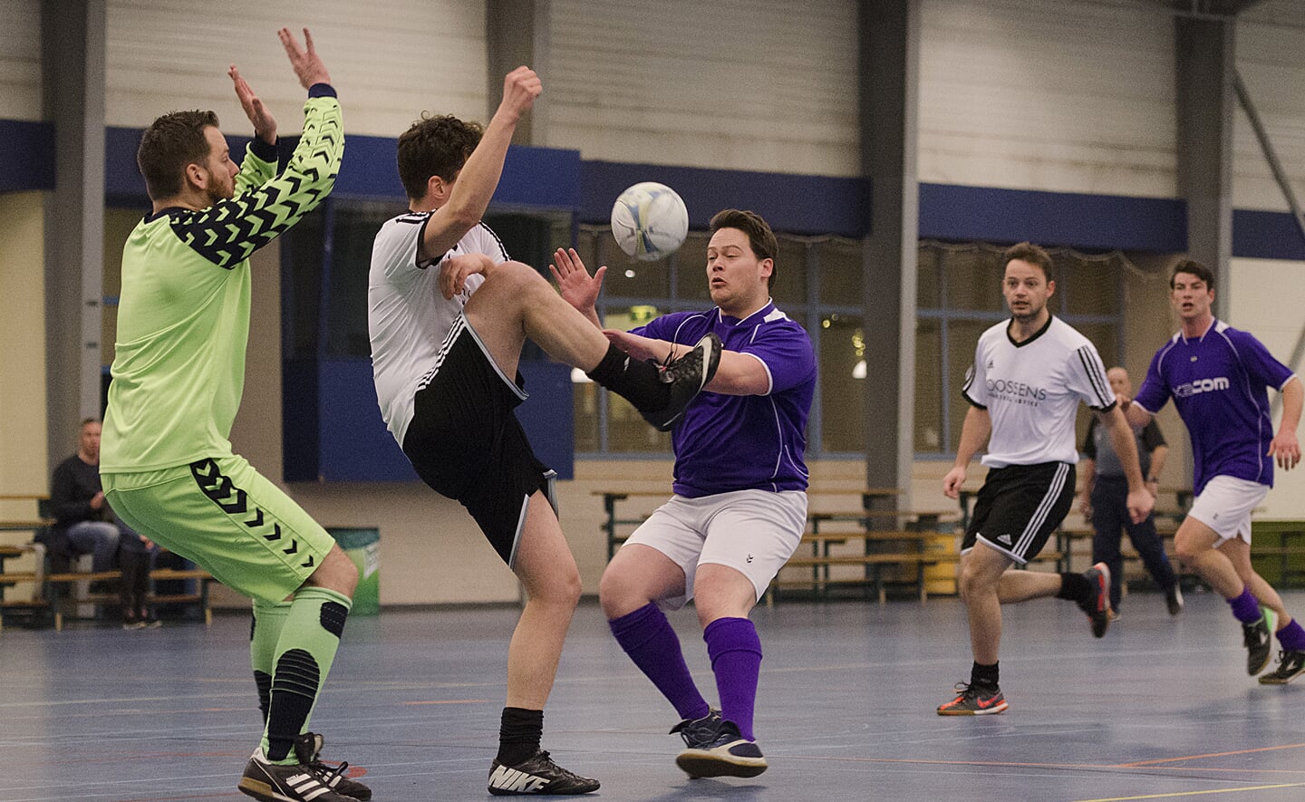Zaalvoetballers in actie in sporthal De Braken.