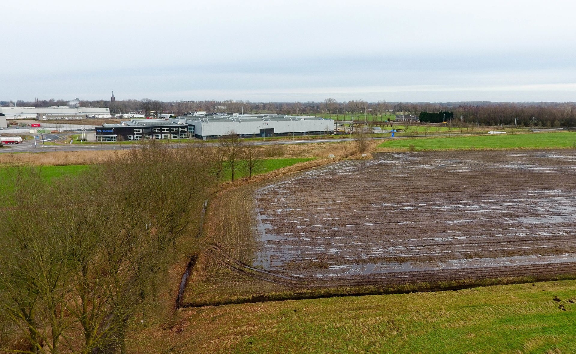 Op bedrijventerrein Vorst B moet in de toekomst GreenTech Park Brabant verrijzen. Die toekomst wordt echter steeds verder vooruit geschoven. (Foto: Albert Stolwijk).